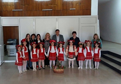 Малки лазарки посетиха Общинска администрация Криводол